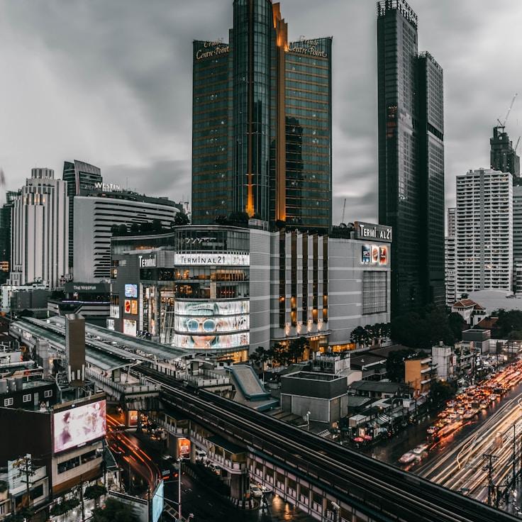 Parents evaluating schools in Spain